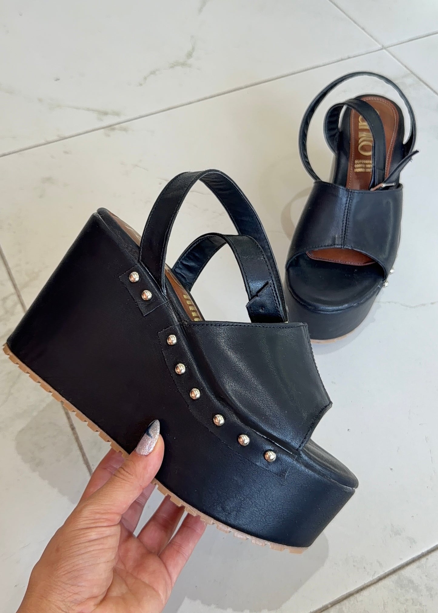Janis plataformas negras con tachas