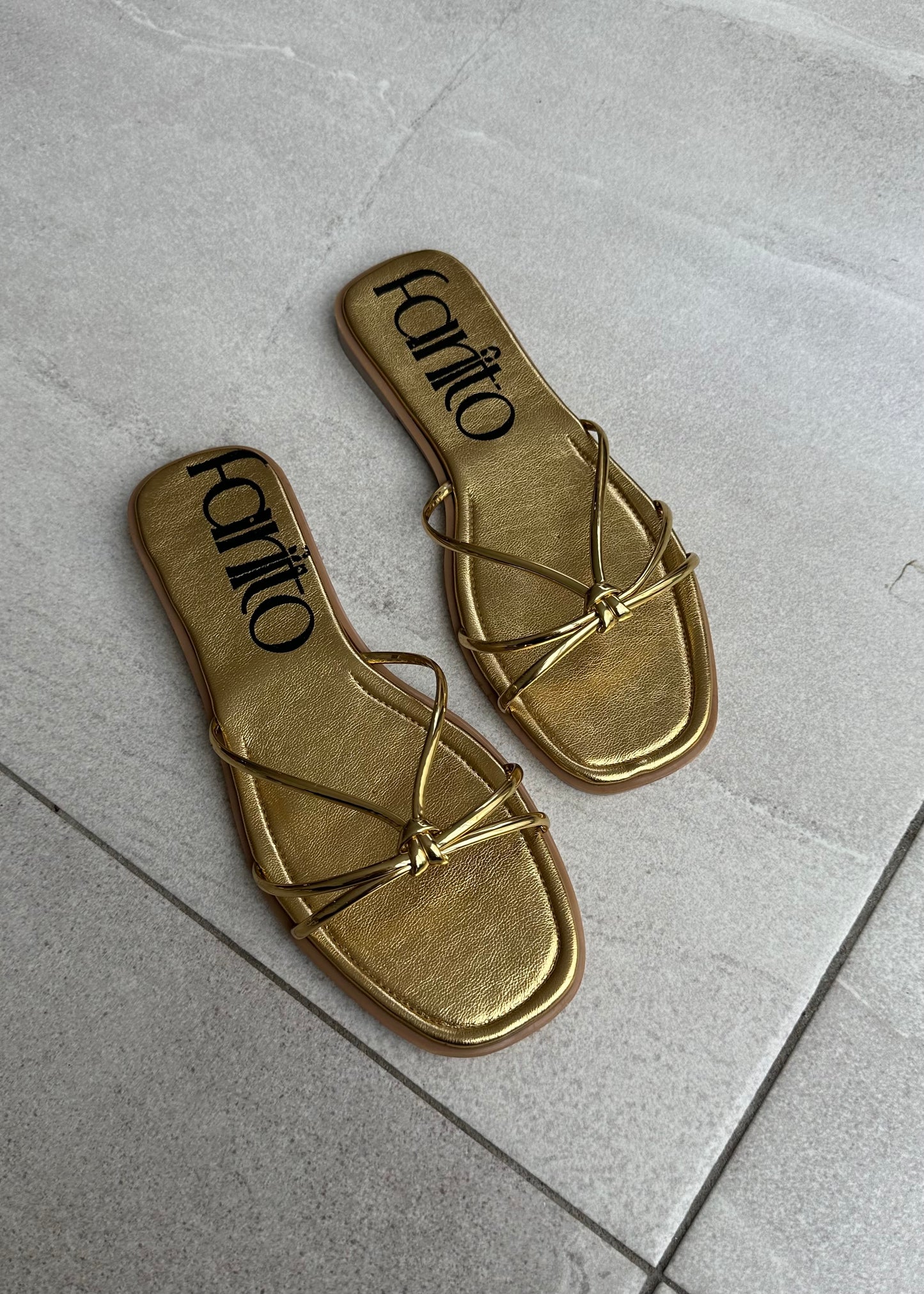 Okxana sandalias planas doradas