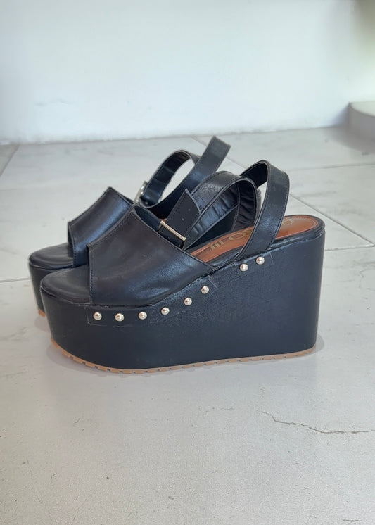 Janis plataformas negras con tachas
