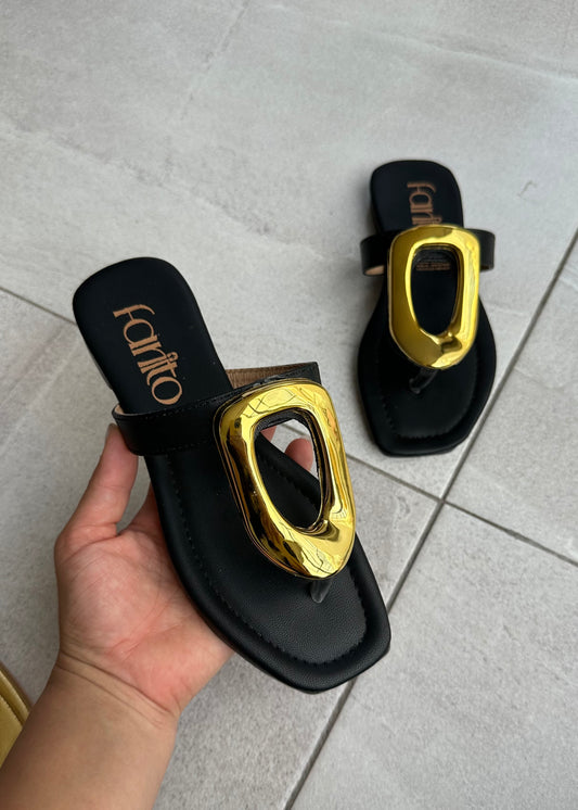 Ginebra sandalia plana negra con herraje