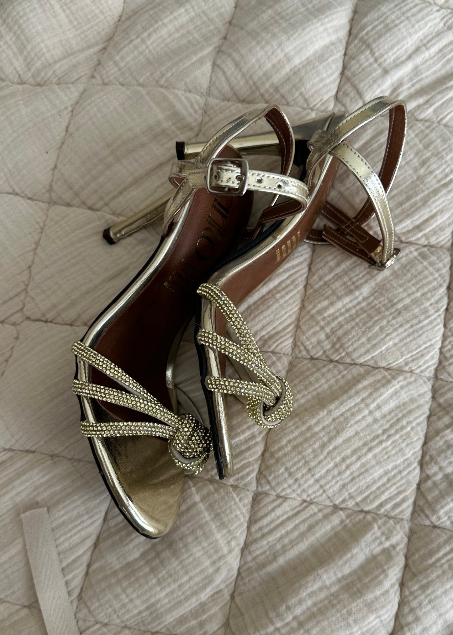 Loretta dorado zapatillas de tacon