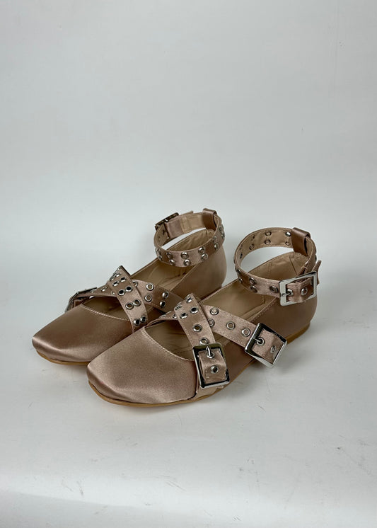 Marbella nutty balerina satinada con hebilla y cintos