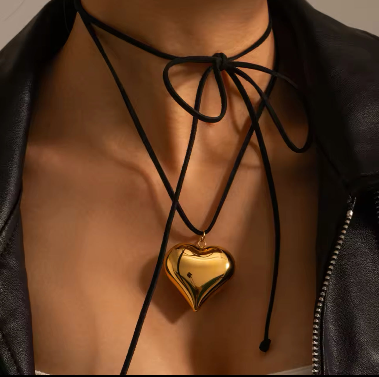 Heart lace up collar