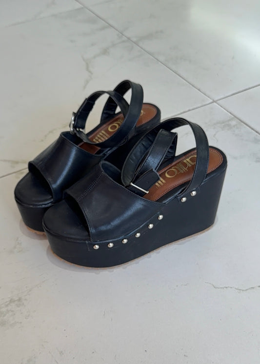 Janis plataformas negras con tachas