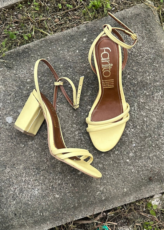 Colola zapatillas amarillas de tacón grueso