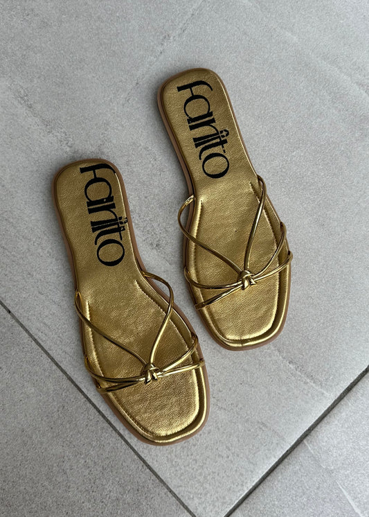 Okxana sandalias planas doradas