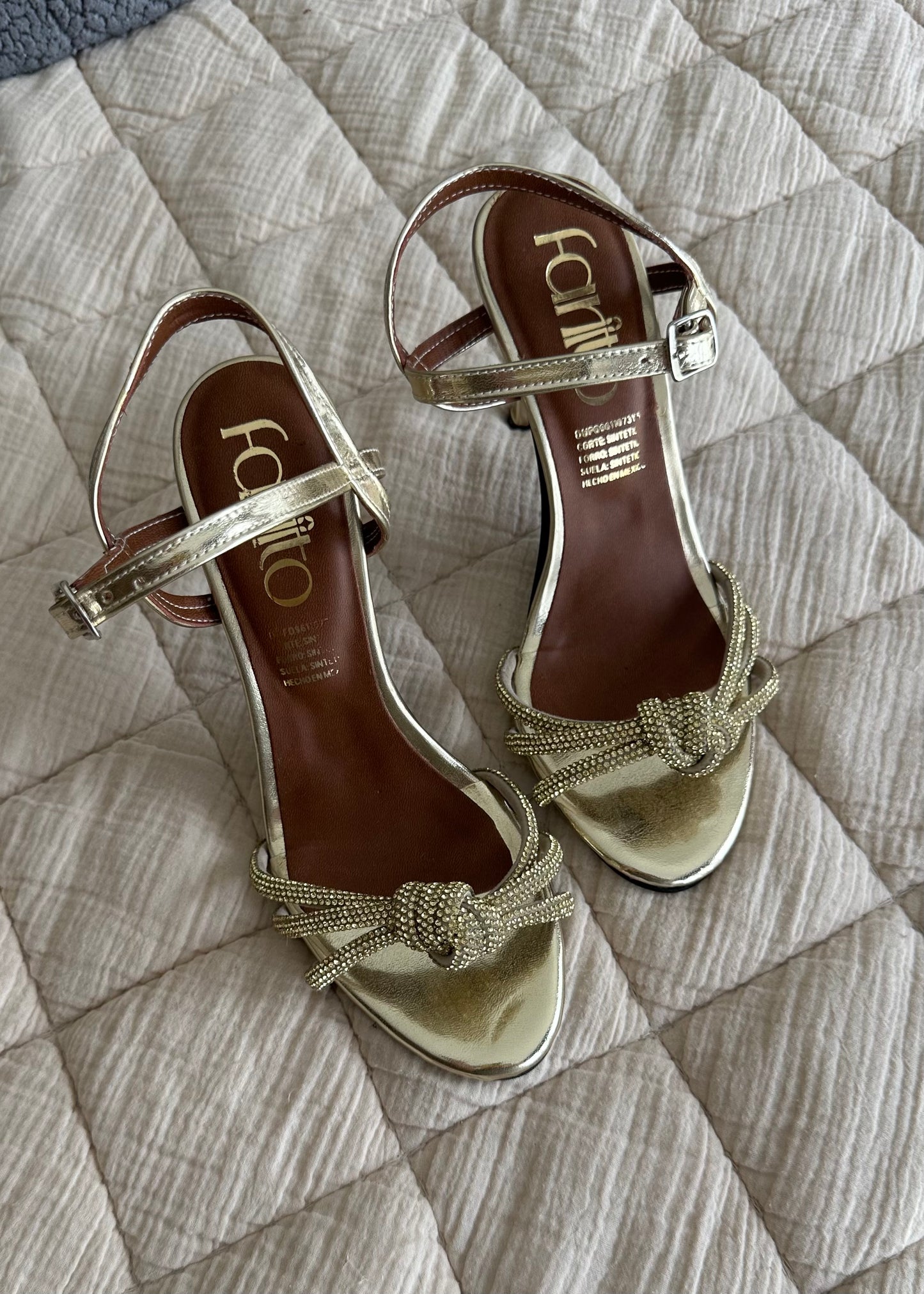 Loretta dorado zapatillas de tacon
