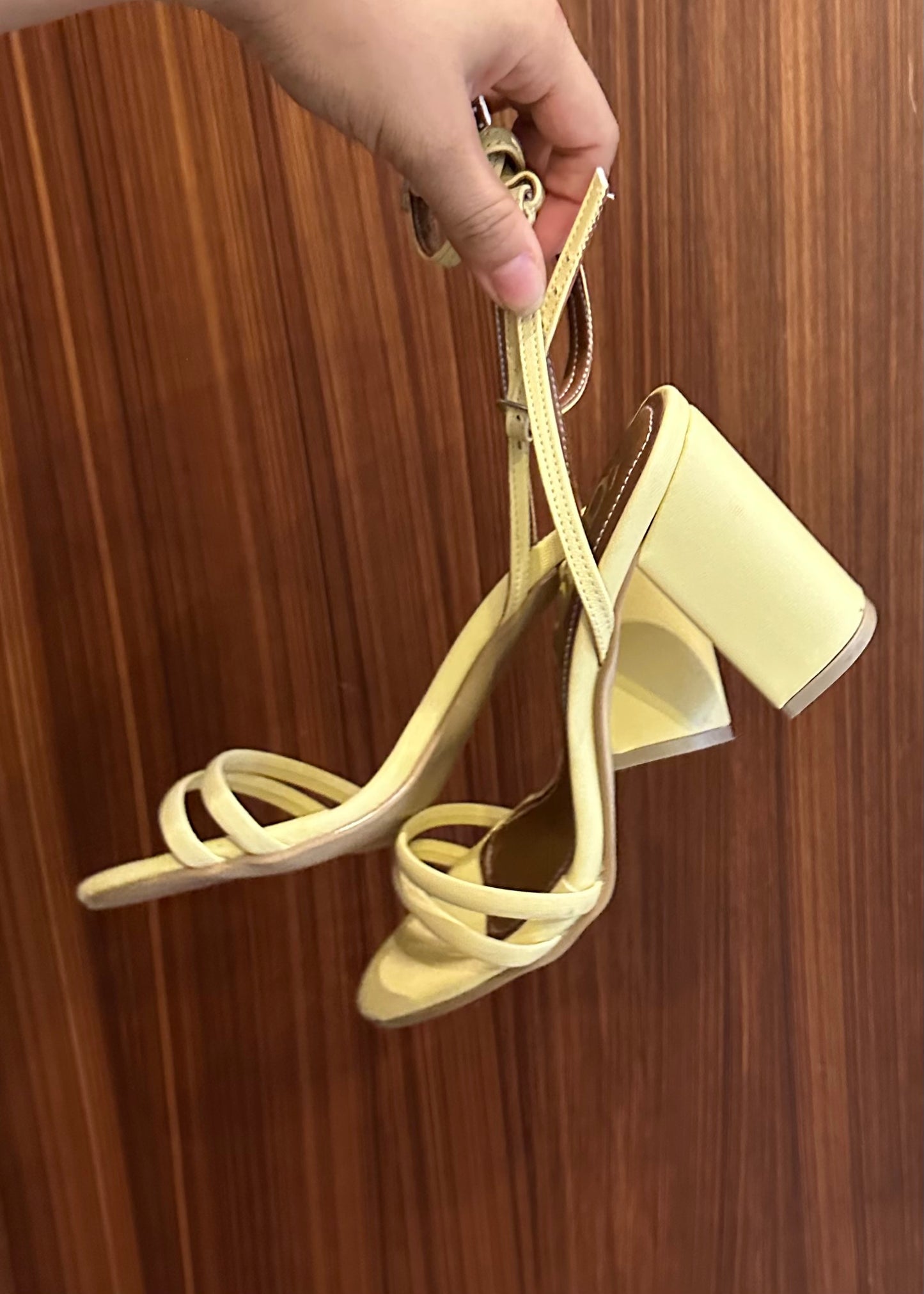 Colola zapatillas amarillas de tacón grueso