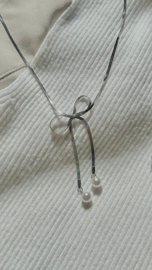 Slim bow necklace