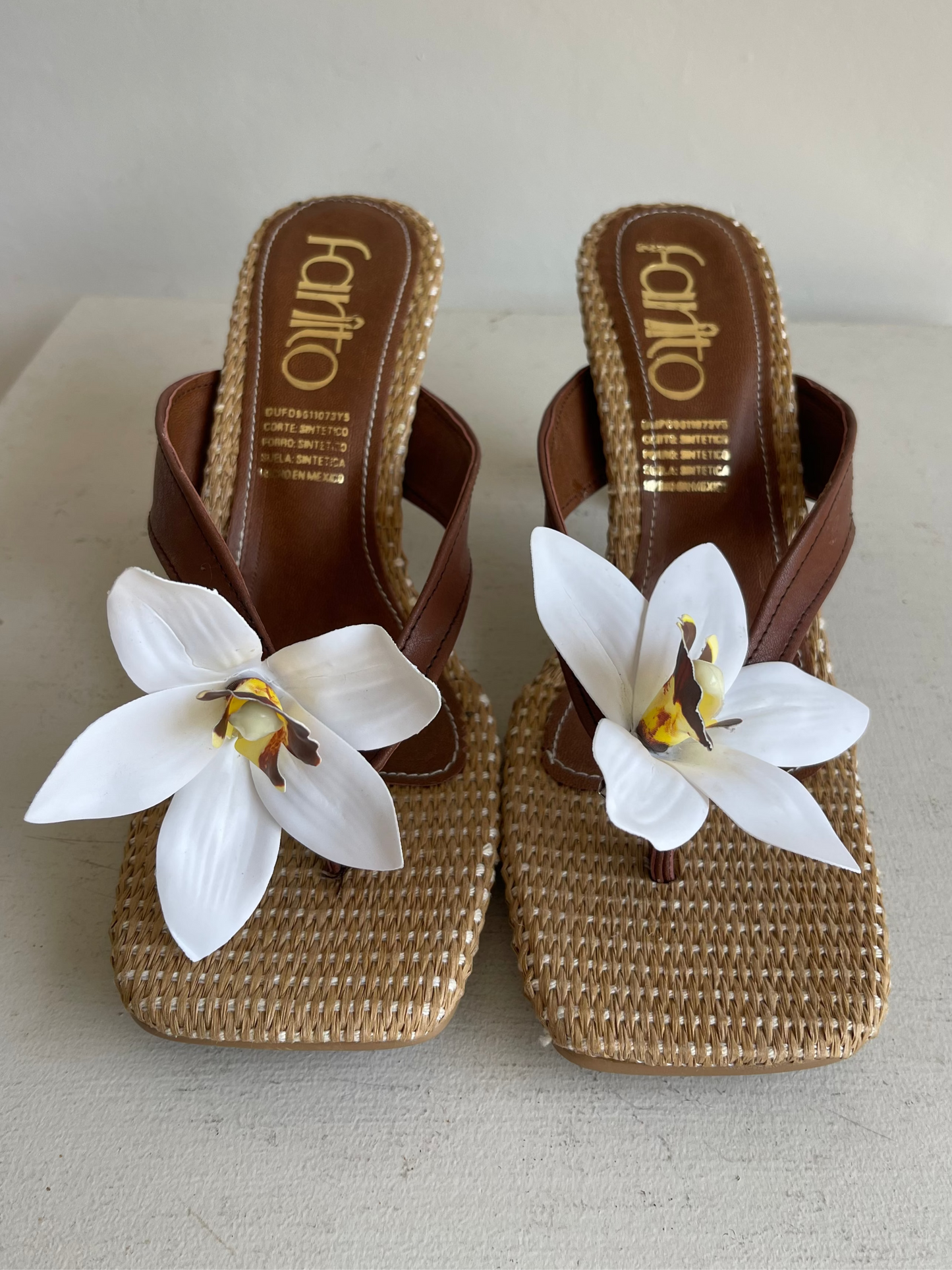 Samantha sandalia de tacon de yute con flor blanca