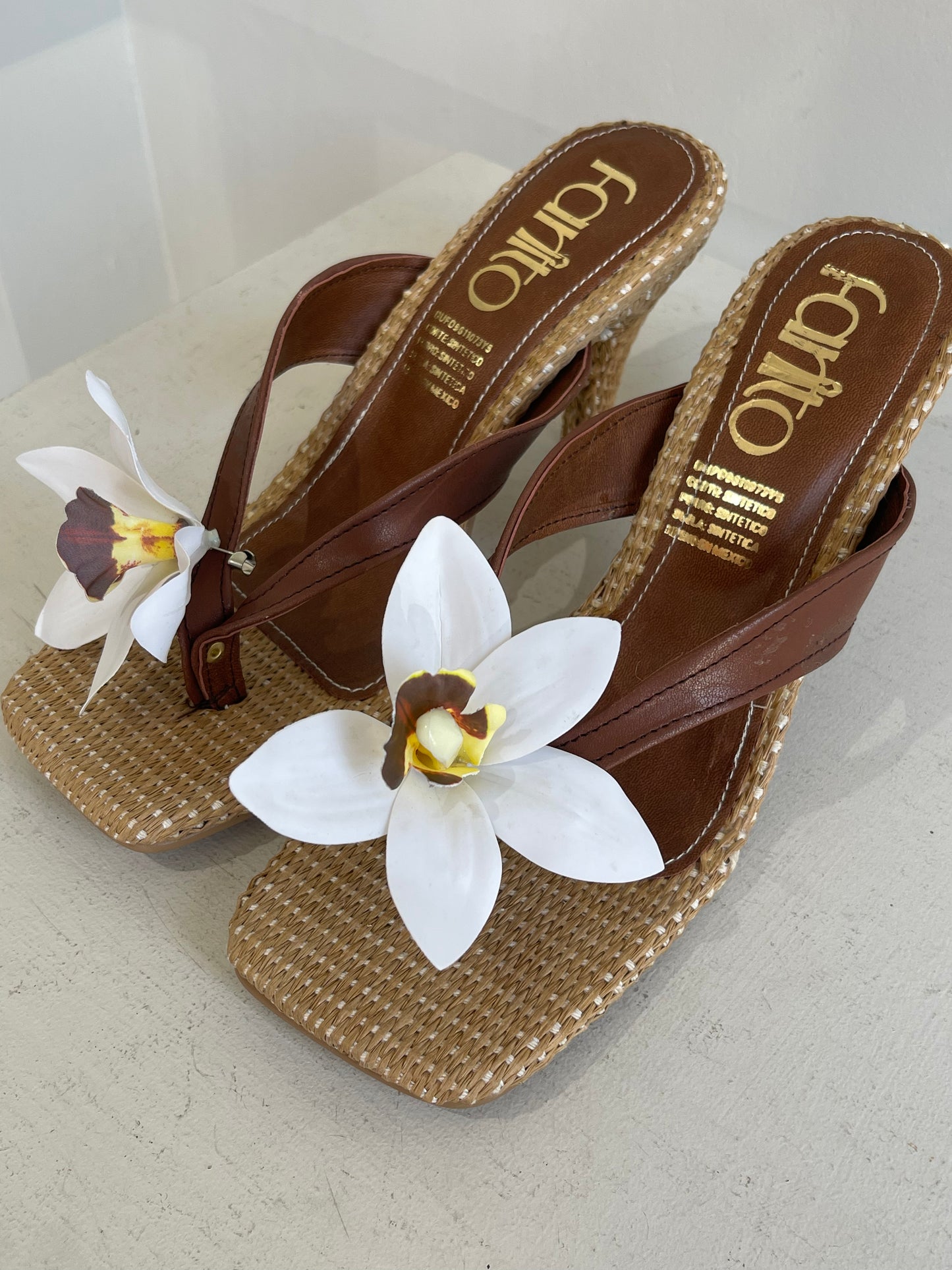 Samantha sandalia de tacon de yute con flor blanca