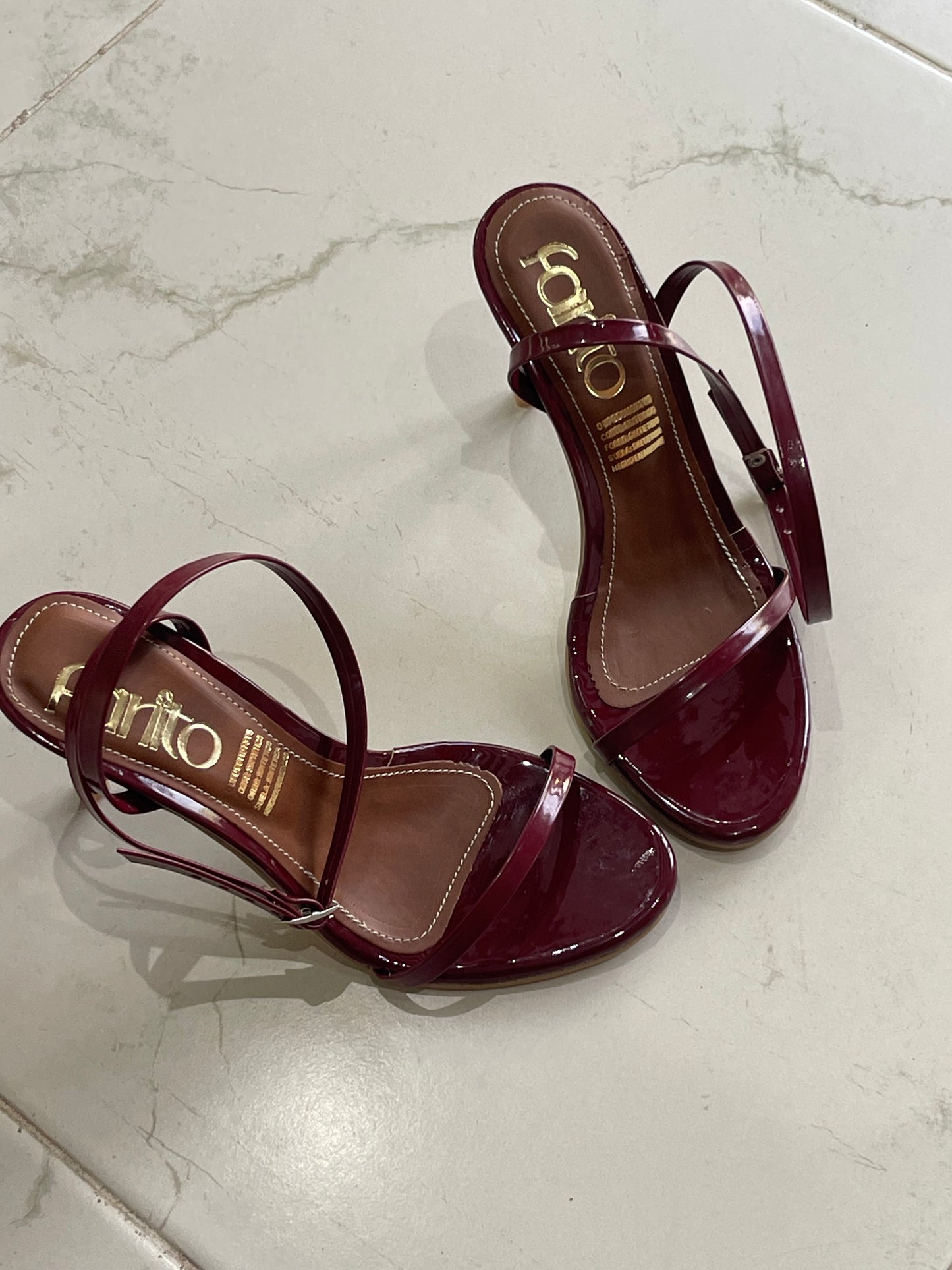 Farah vino zapatillas de tacon con hebilla
