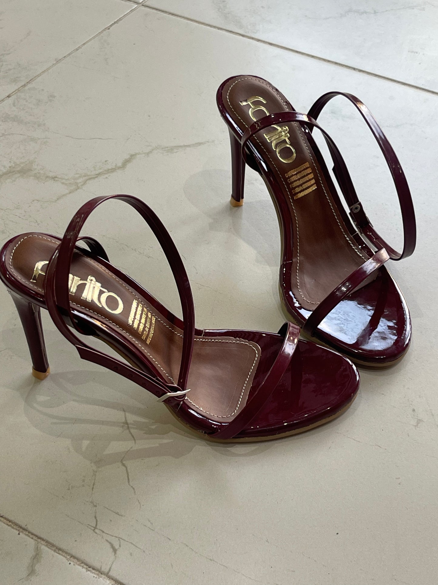 Farah vino zapatillas de tacon con hebilla